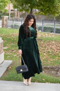 Cameo Emerald Green Velvet Maxi Dress -Women Dresses Store Facetune 28 10 2023 18 01 30 adc224db 0f0b 4a2c 9a3a 1ba4bcf393b6