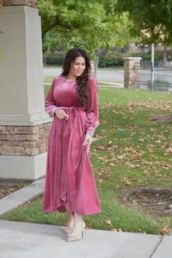 Cameo Pink Velvet Maxi Dress -Women Dresses Store Facetune 28 10 2023 18 14 19 8bb1d073 713b 421e 9d7e 7cedf2238e3e