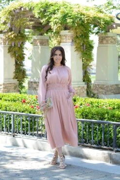 Verona Peach Satin Dress 13 Verona Peach Satin Dress -Women Dresses Store Facetune 29 04 2024 13 22 42